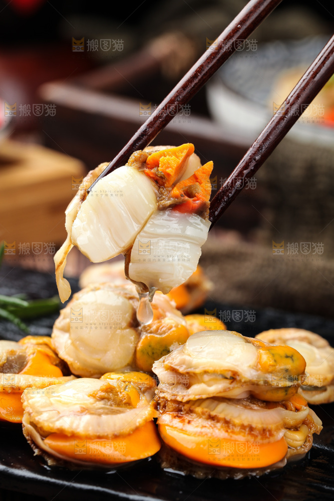 深底上的带黄扇贝肉