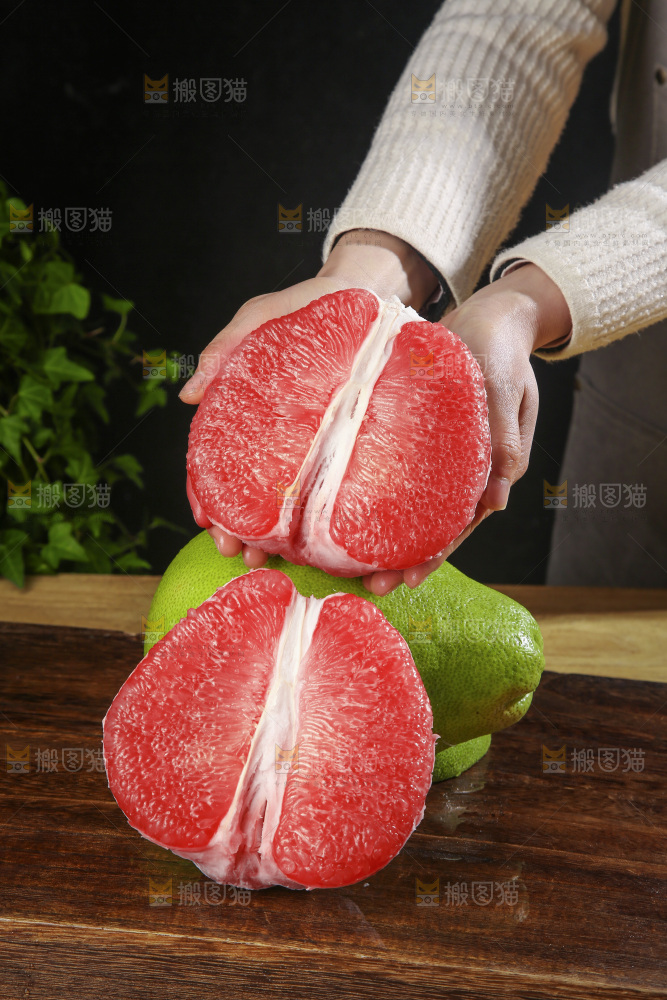 深底上的红宝石青柚