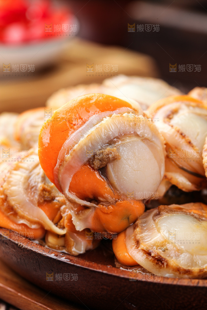 深底上的带黄扇贝肉