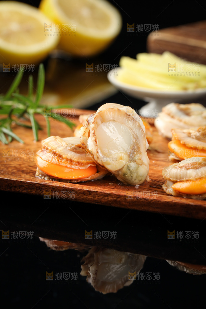 深底上的带黄扇贝肉