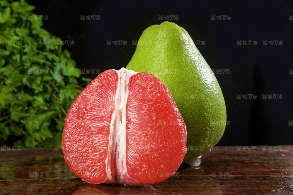 深底上的红宝石青柚