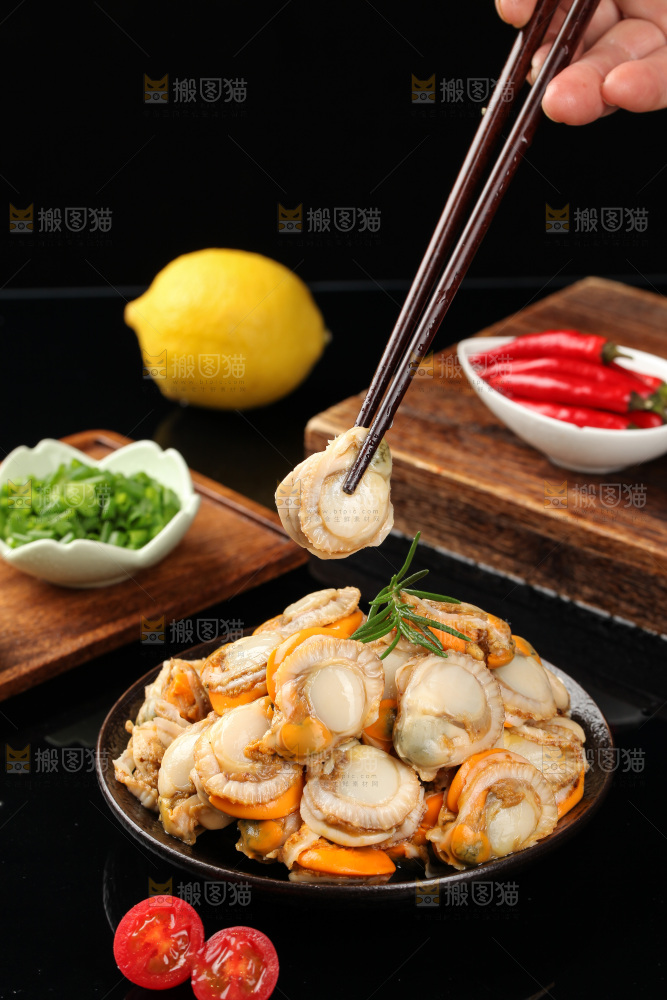 深底上的带黄扇贝肉