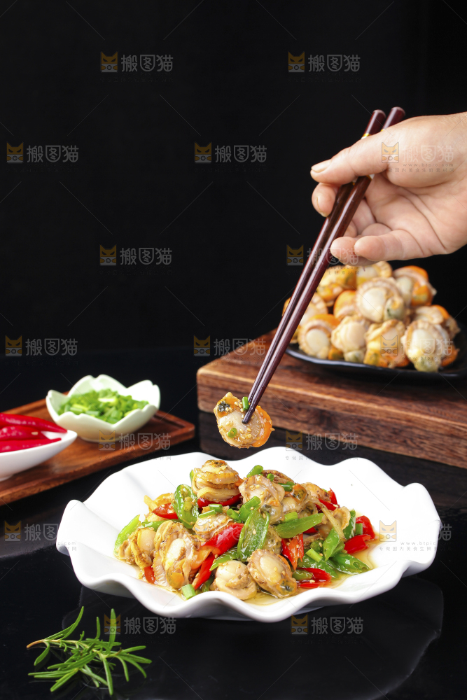 盘子里的辣炒扇贝肉