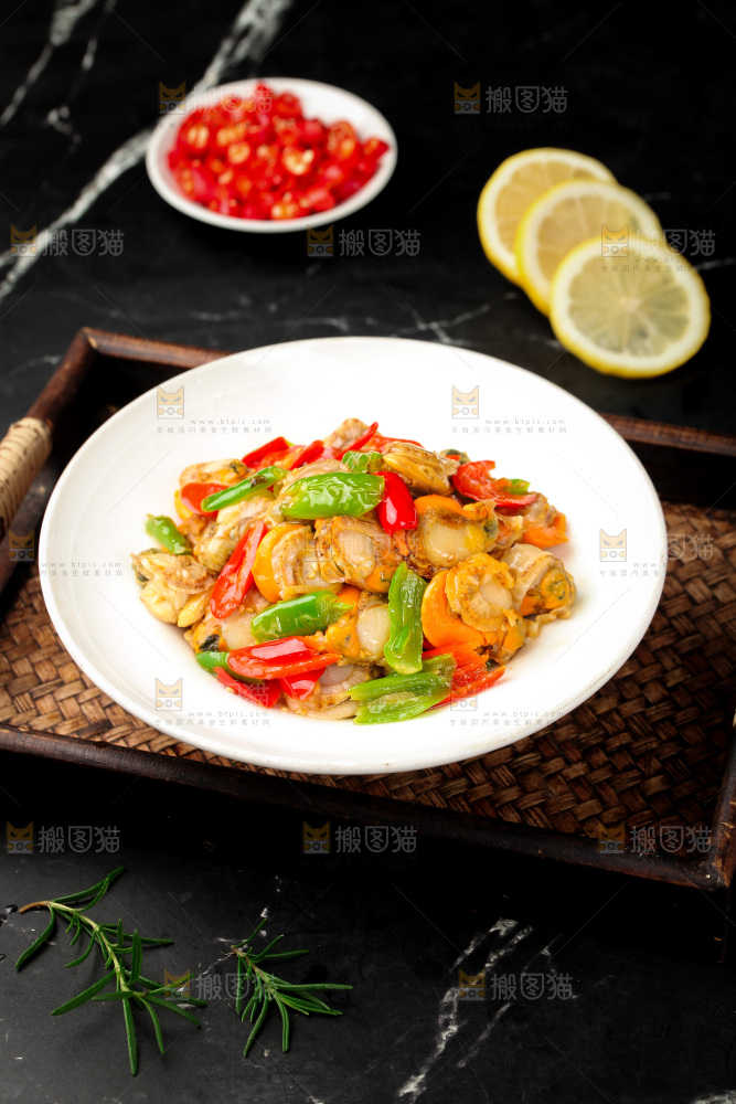 盘子里的辣炒扇贝肉