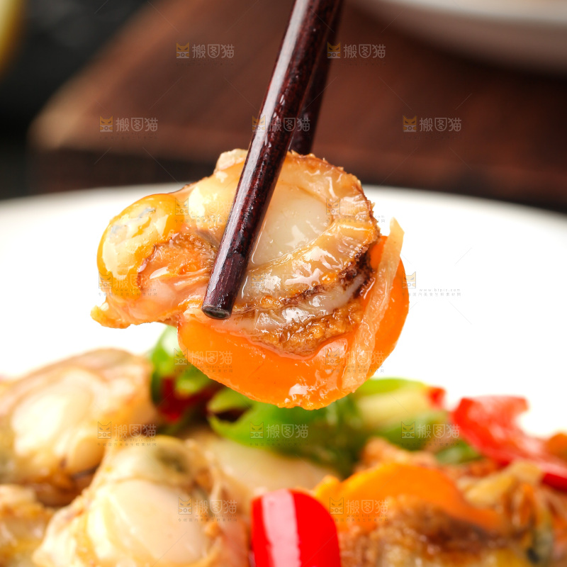 盘子里的辣炒扇贝肉