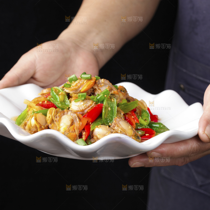 盘子里的辣炒扇贝肉