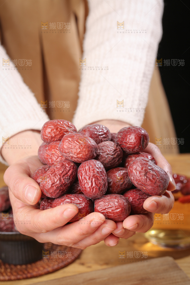 木底上的若羌灰枣