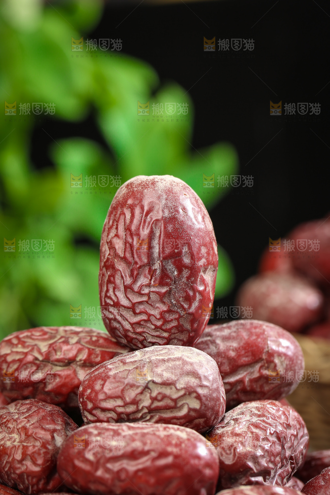 木底上的灰枣