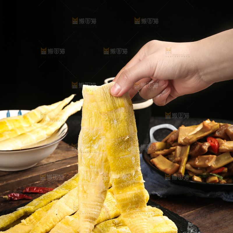 深底上的盐渍笋