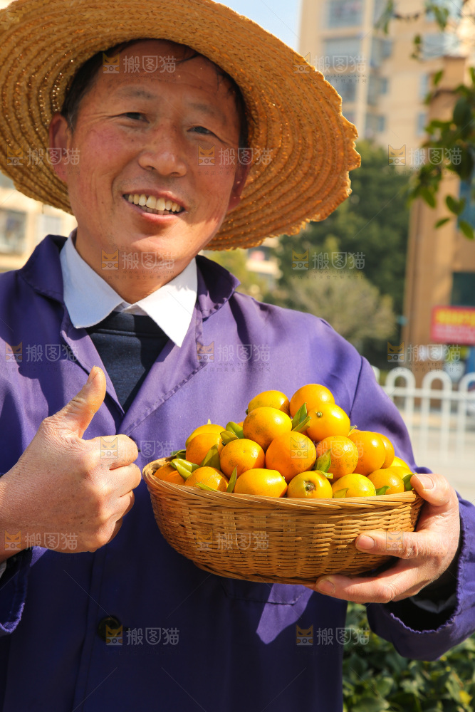 手里拿着脆蜜金柑