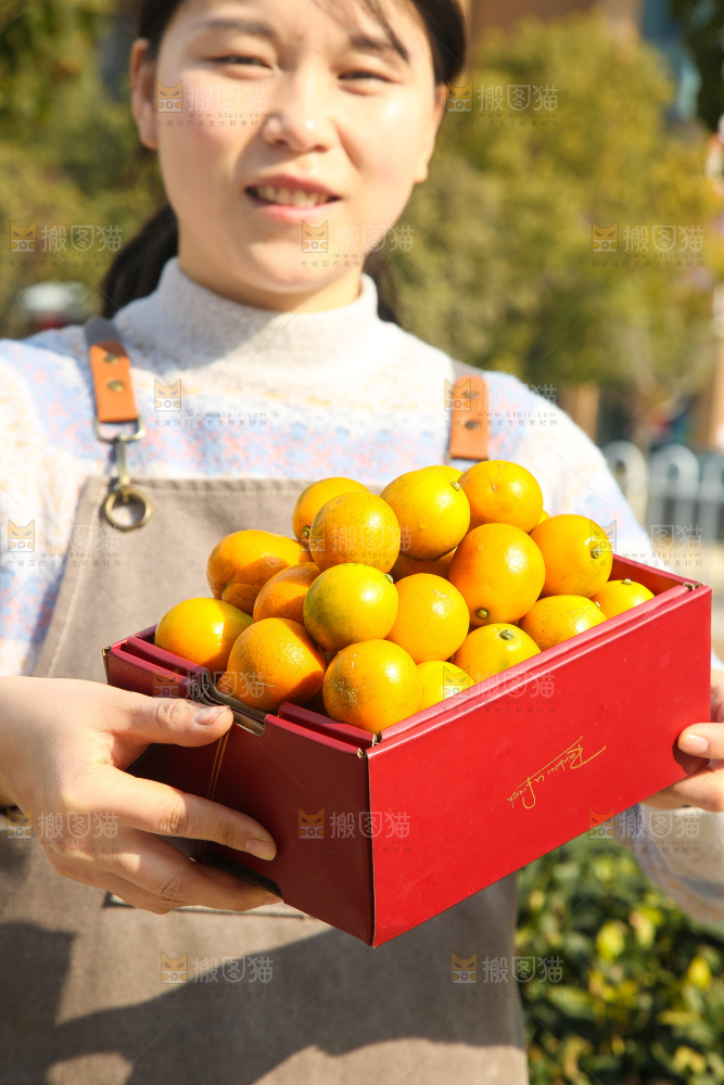手里拿着脆蜜金柑