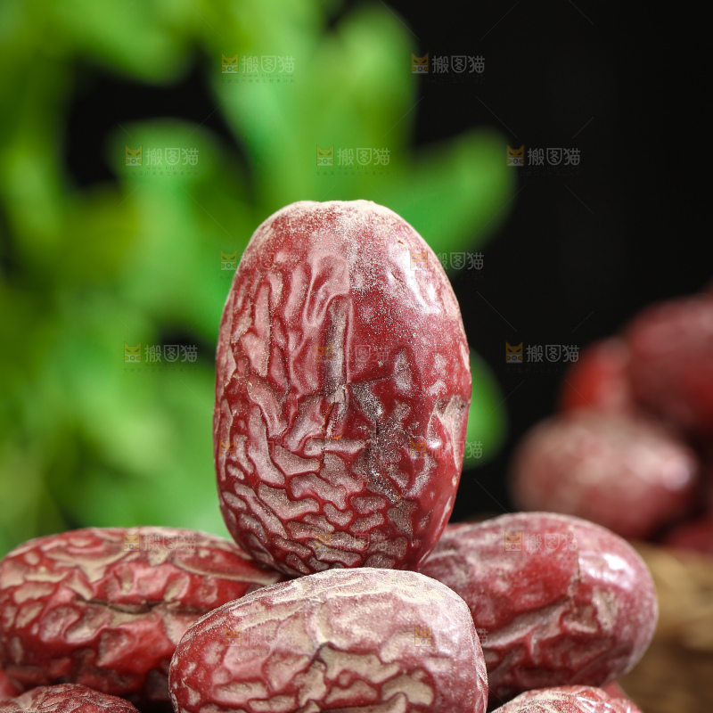 木底上的灰枣