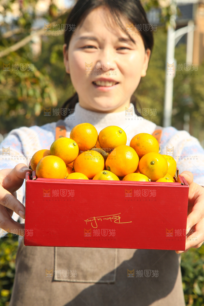 手里拿着脆蜜金柑