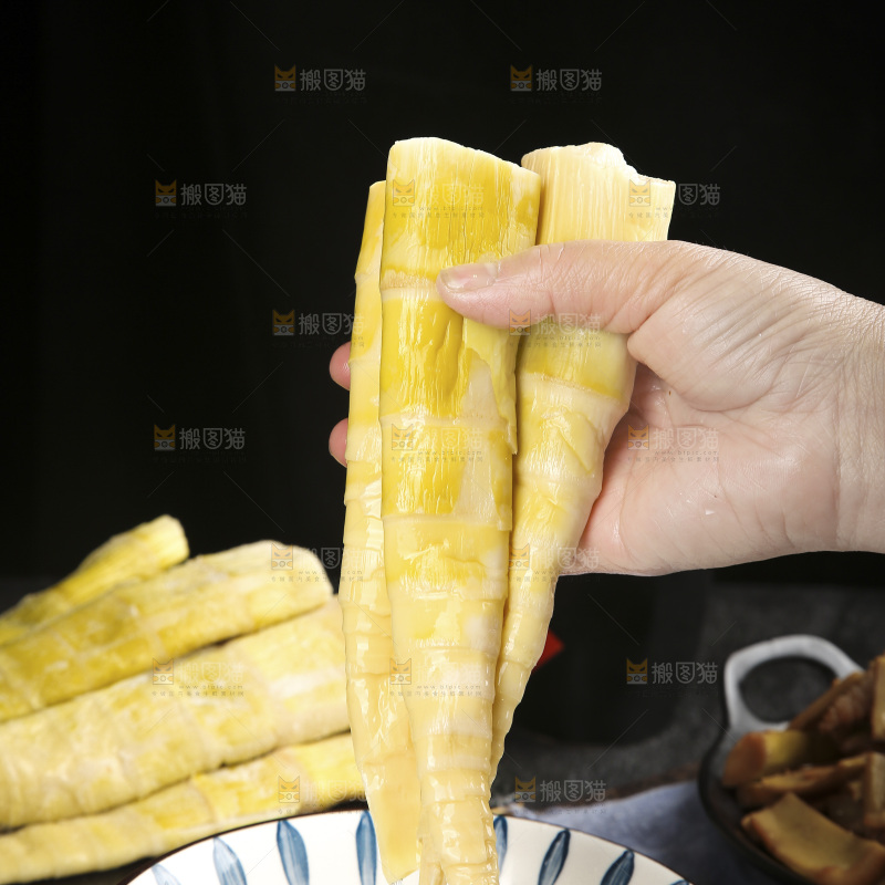 深底上的盐渍笋