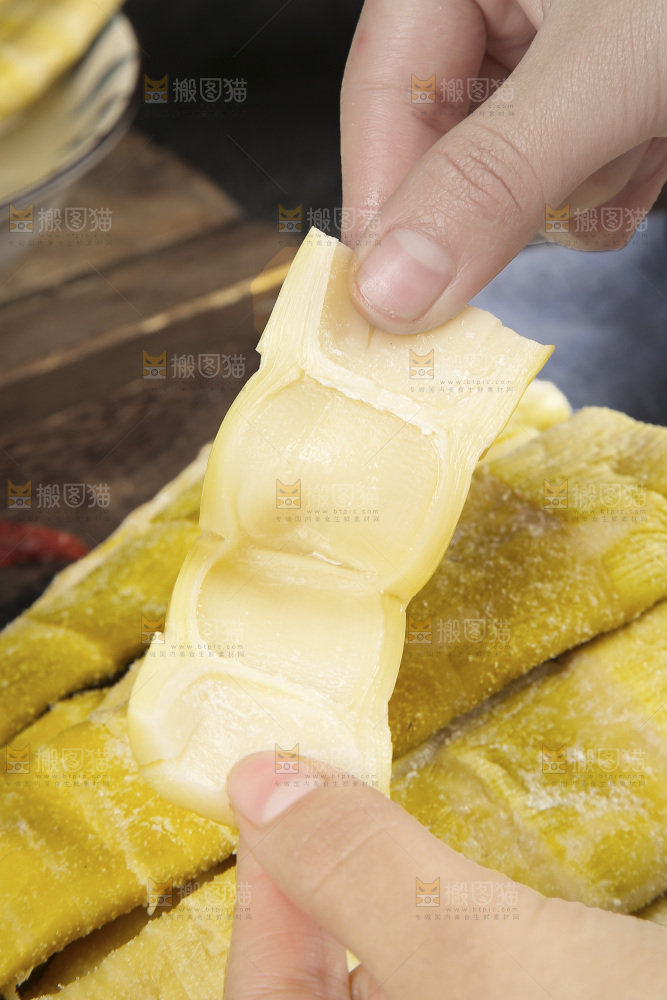 深底上的盐渍笋