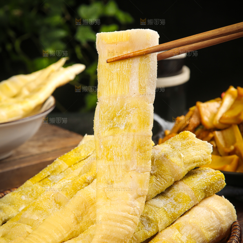 深底上的盐渍笋