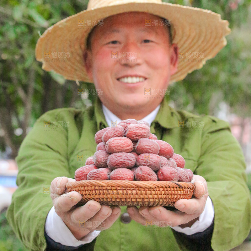 手里拿着灰枣