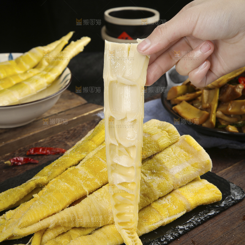 深底上的盐渍笋