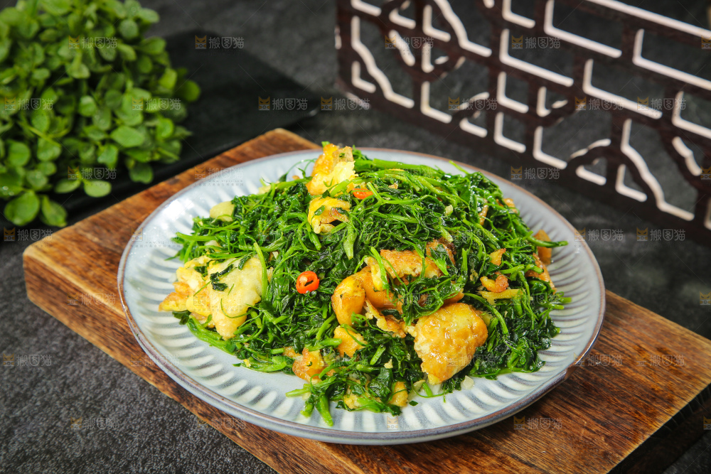 盘子里的苜蓿菜炒鸡蛋