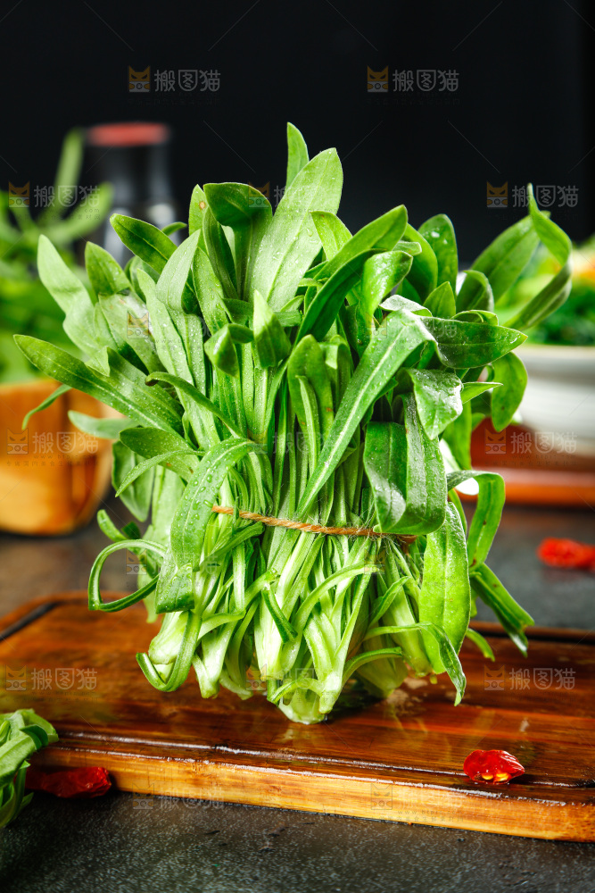 深底上的面条菜