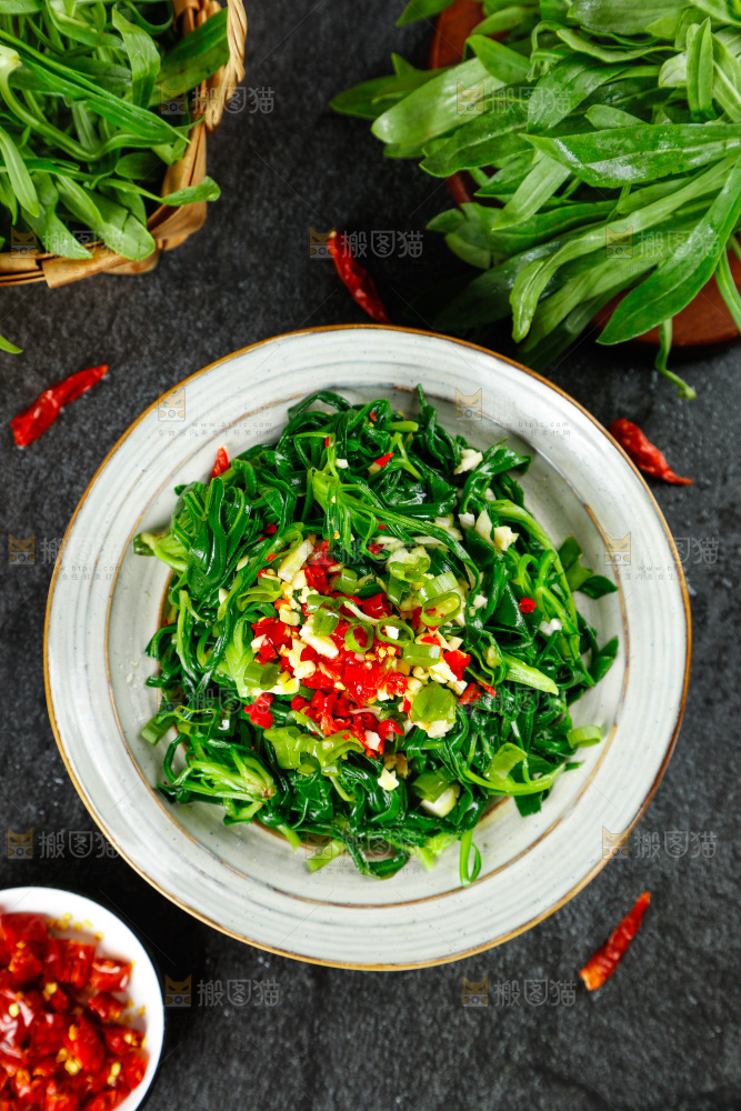 盘子里的蒜蓉面条菜
