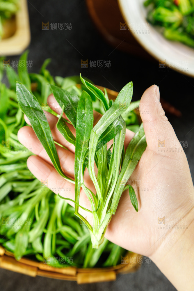 深底上的面条菜