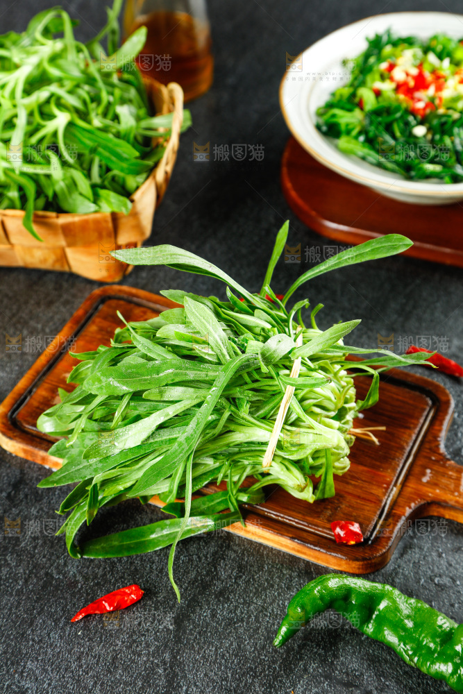 深底上的面条菜