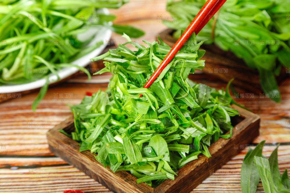 深底上的面条菜