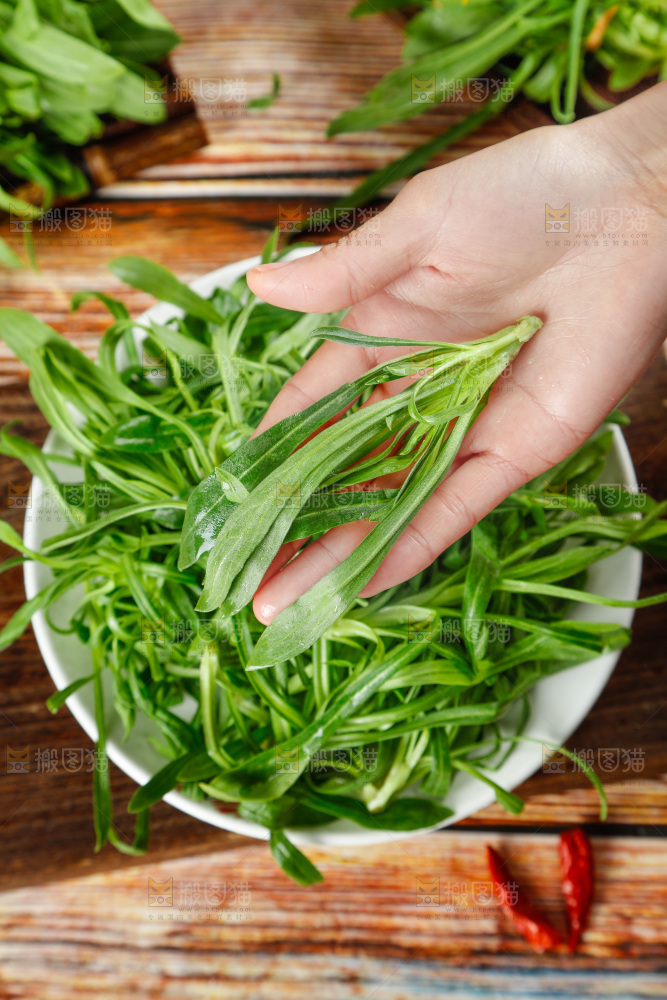 深底上的面条菜