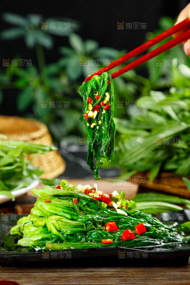 深底上的面条菜