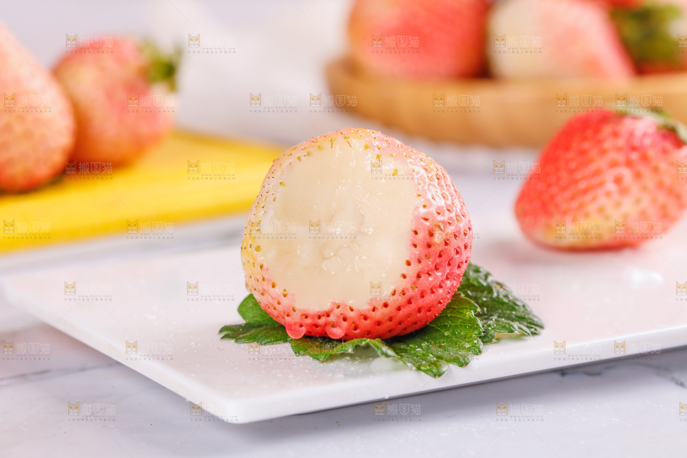 浅底上的淡雪草莓