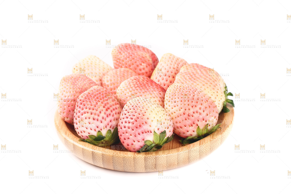 白底上的淡雪草莓