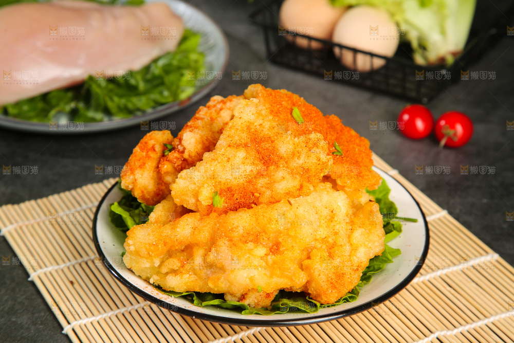 盘子里放着锅包肉