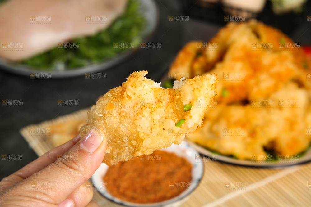 盘子里放着锅包肉