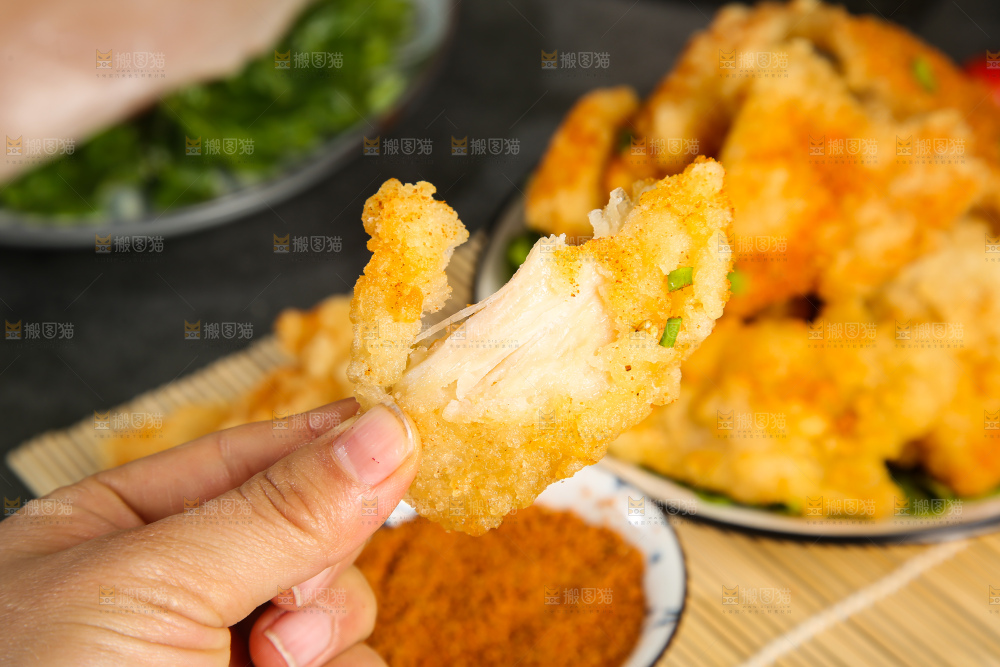盘子里放着锅包肉