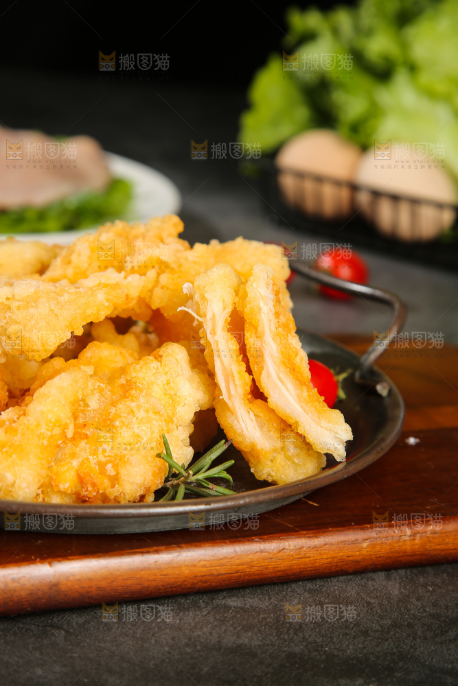 盘子里放着锅包肉
