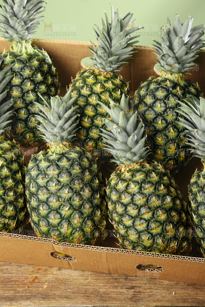 深底上的新鲜凤梨