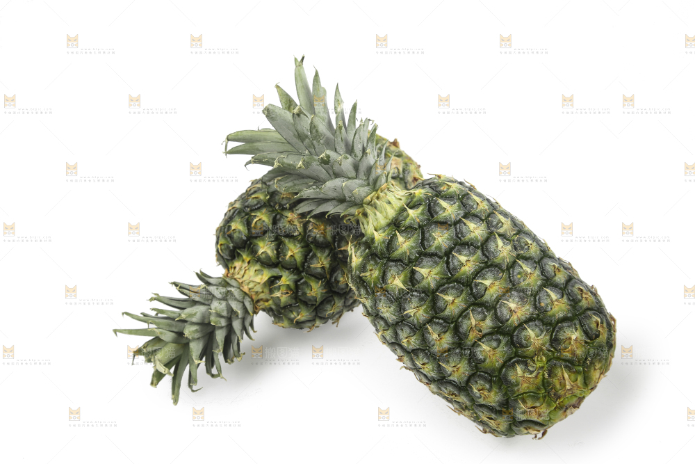 白底上的新鲜凤梨