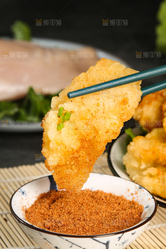 盘子里放着锅包肉
