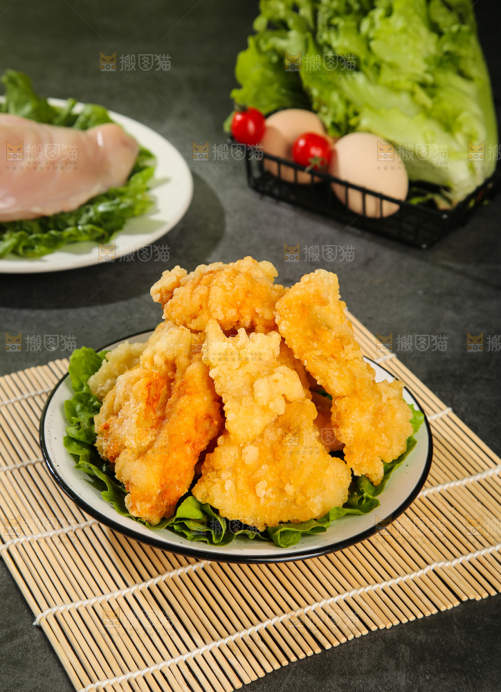 盘子里放着锅包肉