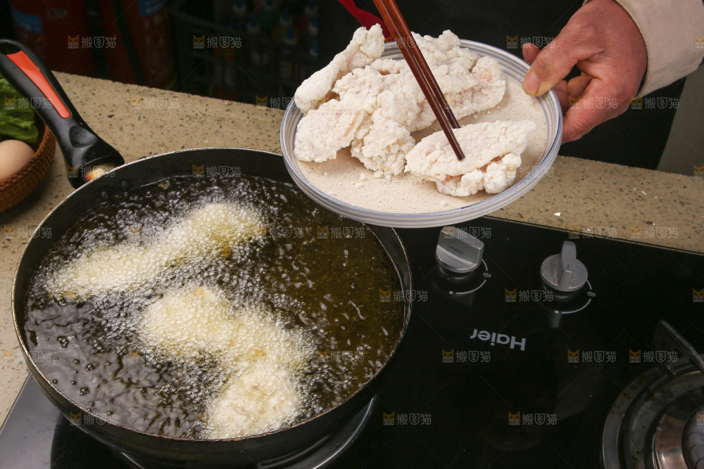 盘子里放着锅包肉