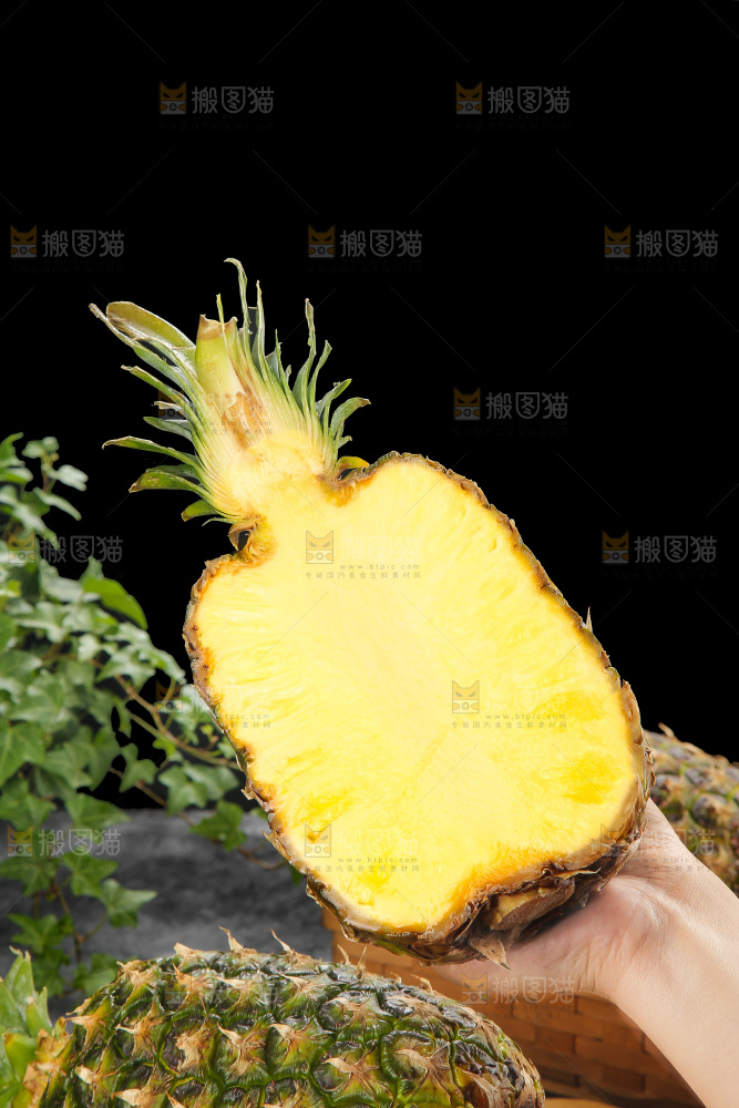 深底上的新鲜凤梨