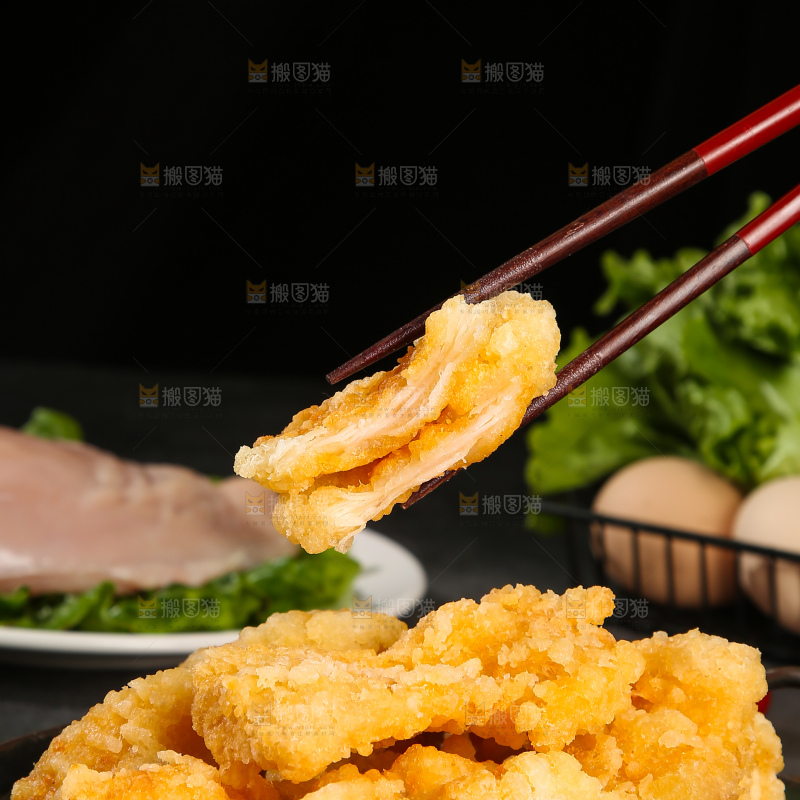 盘子里放着锅包肉