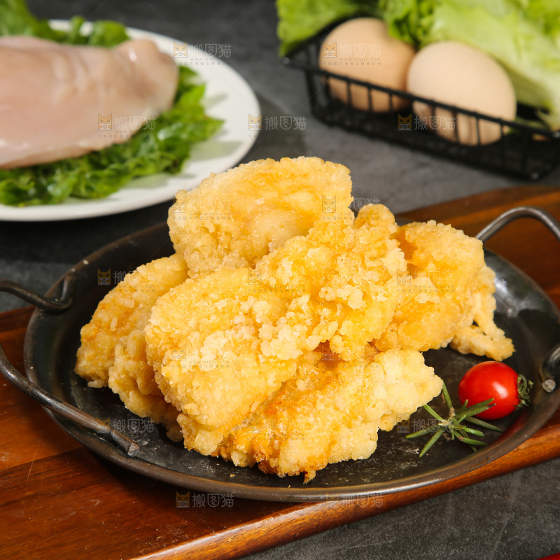 盘子里放着锅包肉