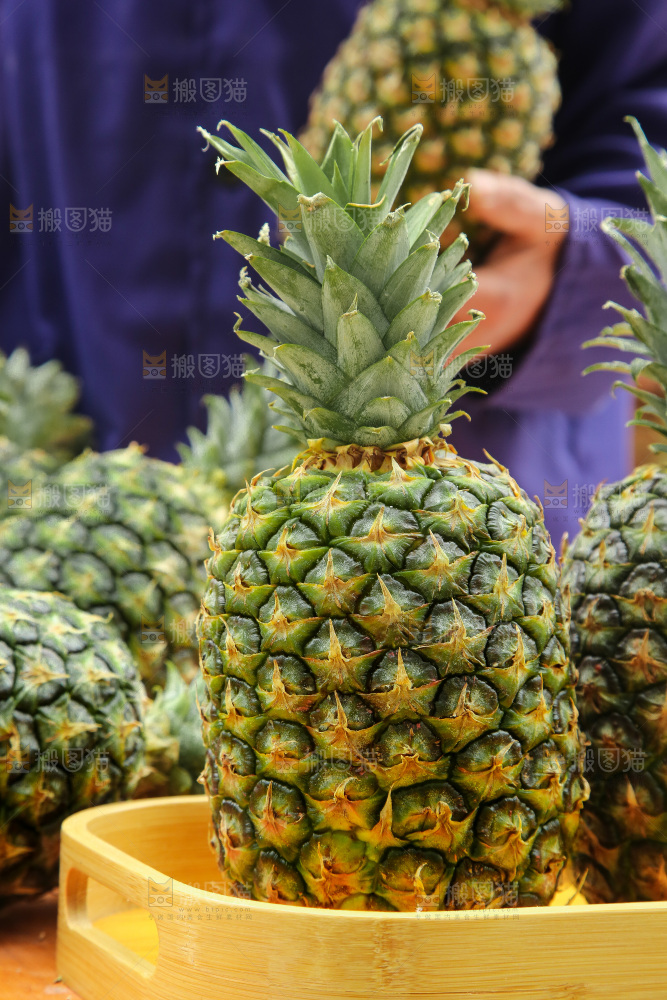 手里拿着新鲜凤梨