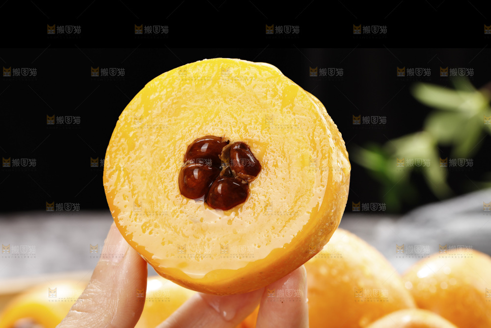 深底上的枇杷