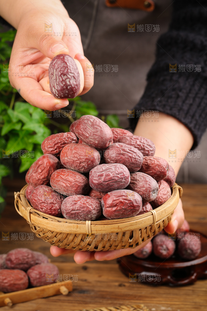 木底上的灰枣
