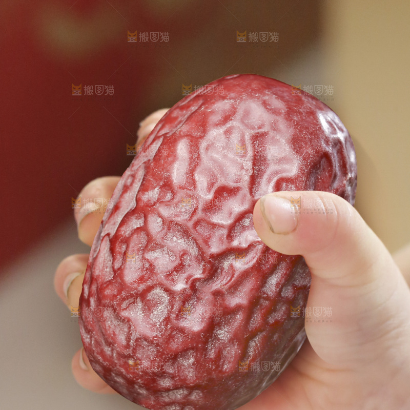 手里拿着灰枣