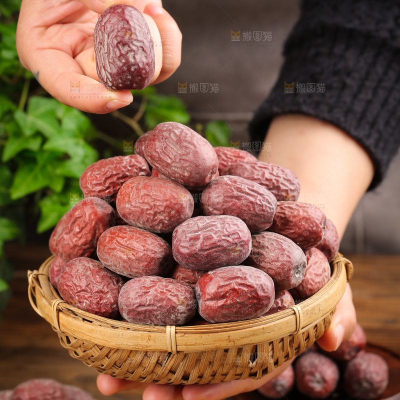 木底上的灰枣