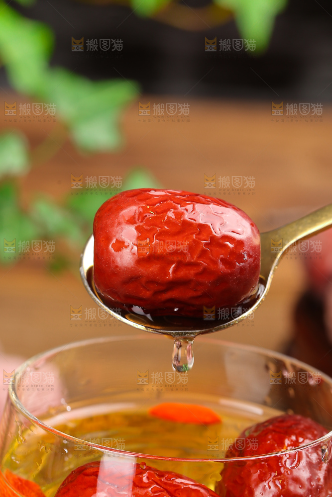 杯子里泡着红枣水